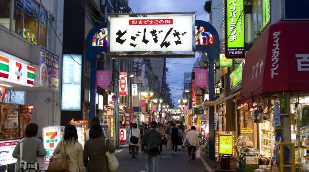 un paseo de contrastes por las calles más auténticas de tokio