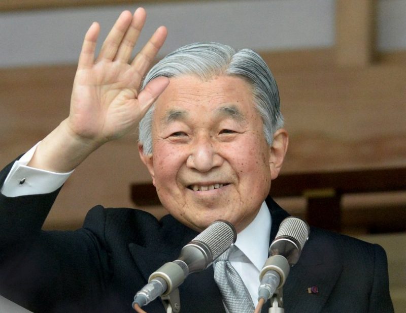 el emperador del japón concede la orden del sol naciente a Óscar ramos