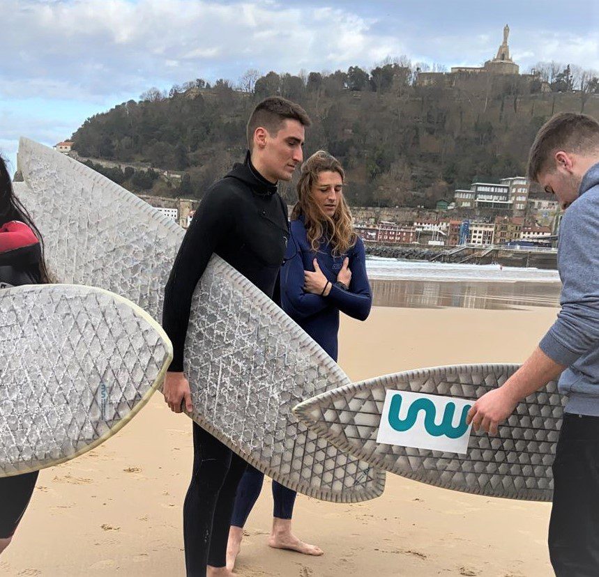 Mondragon fabrican tablas de surf con el núcleo de cartón