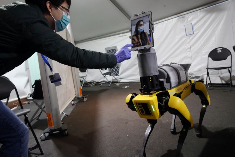 el robot sin contacto con los pacientes