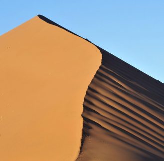 el agua podría extraerse del aire del desierto utilizando el calor de la luz solar