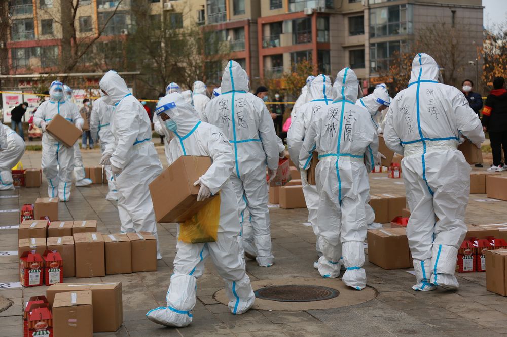 Los voluntarios organizan los suministros de alimentos en un bloque residencial cerrado en Dalian provincia de Liaoning el 15 de noviembre Fuente VCG Getty Images 1 1