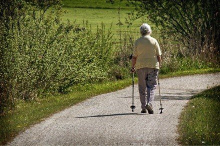 Persona mayor caminando