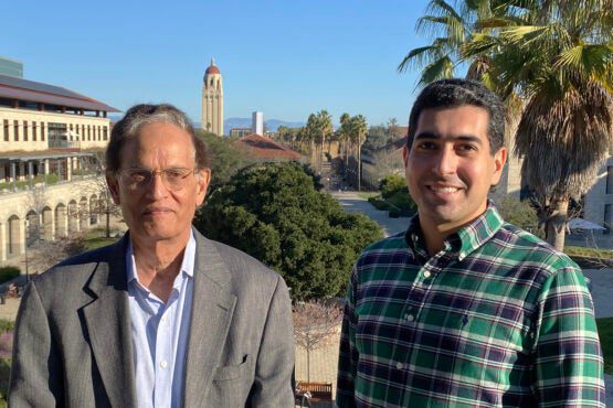 El profesor de ingenieria electrica de Stanford Krishna Saraswat izquierda y la estudiante de doctorado Koosha Nassiri Nazif Credito de la imagen Mark Golden