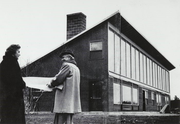Maria Telkes y Eleanor Raymond frente a la Dover Sun House 1948