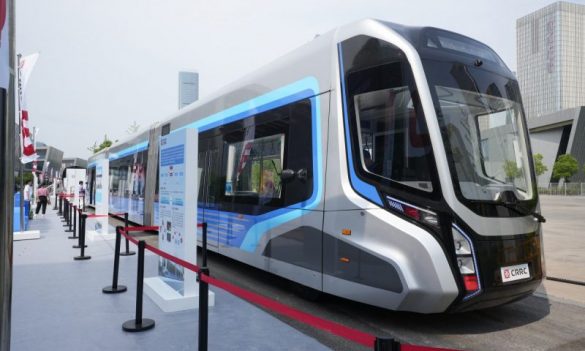 Nuevo 'tren autónomo sin vías' circula sobre líneas virtuales 